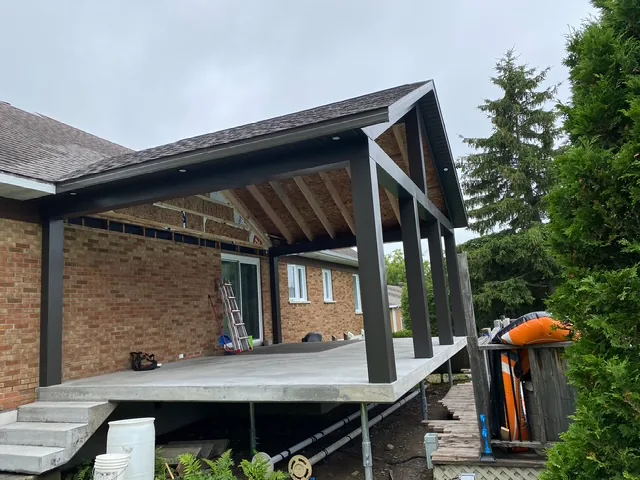 Abri de terrasse au toit de bois