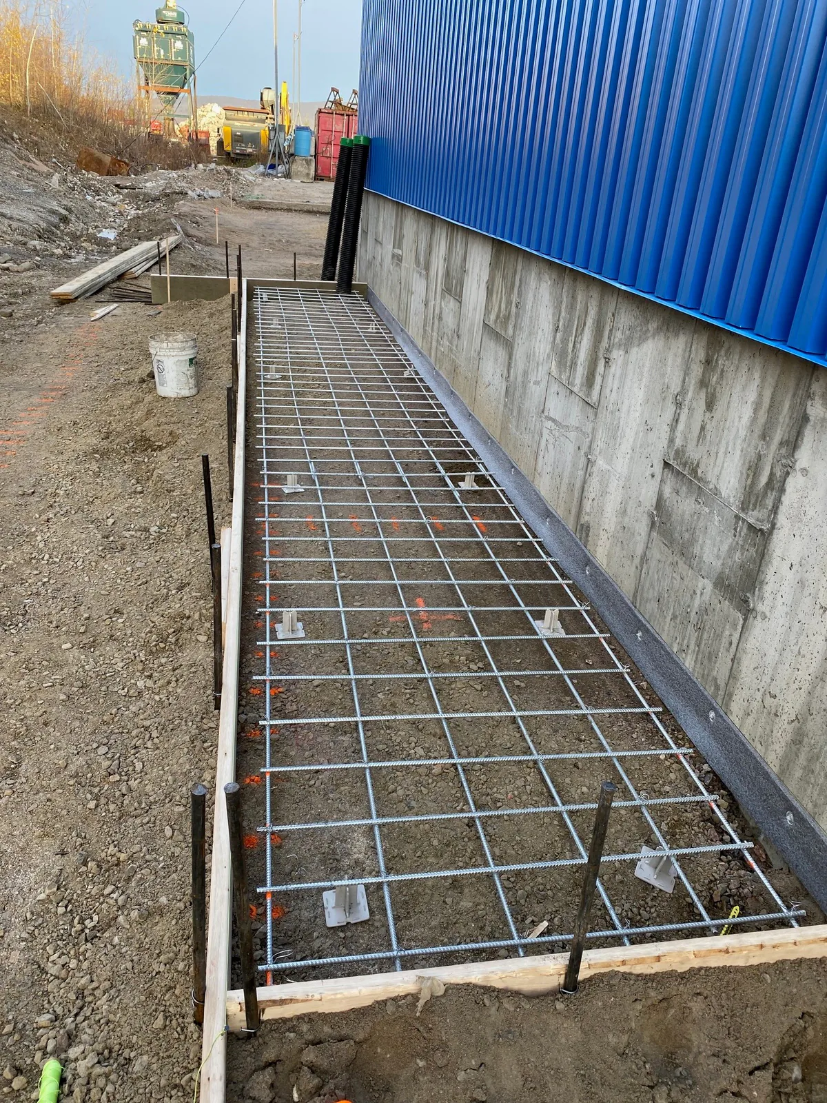 Coffrage et armature le long d'un mur