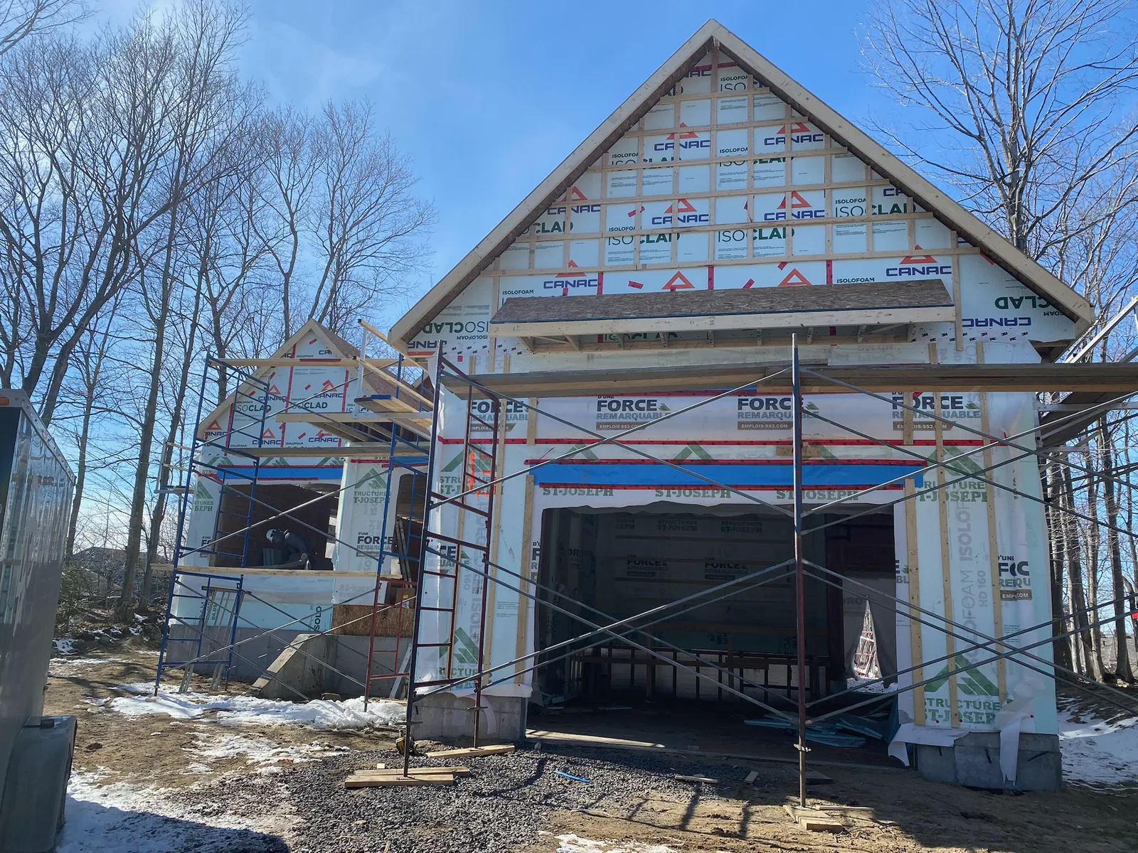 Maison neuve avec garage en construction