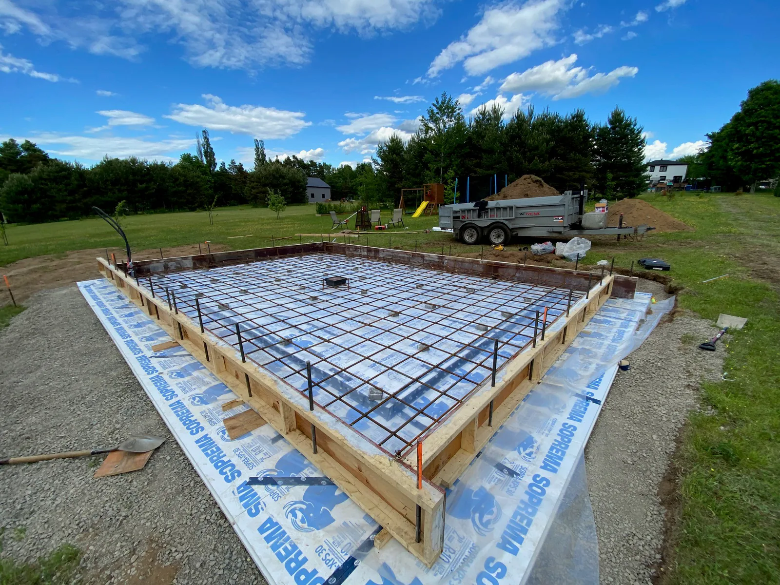 Dalle de garage : armature avant la coulée