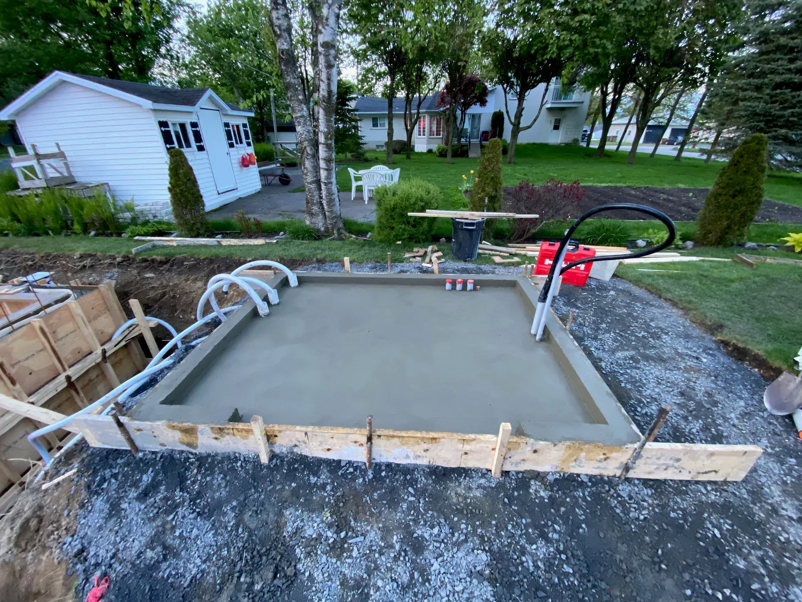 Piscine : fond de béton coulé