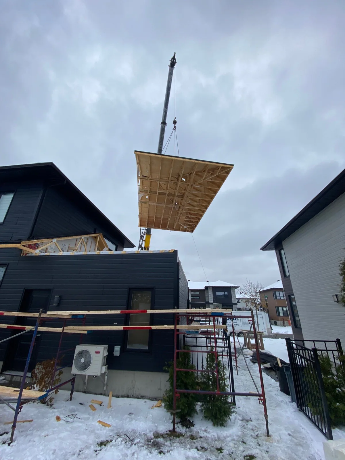 Levage de la toiture à la grue