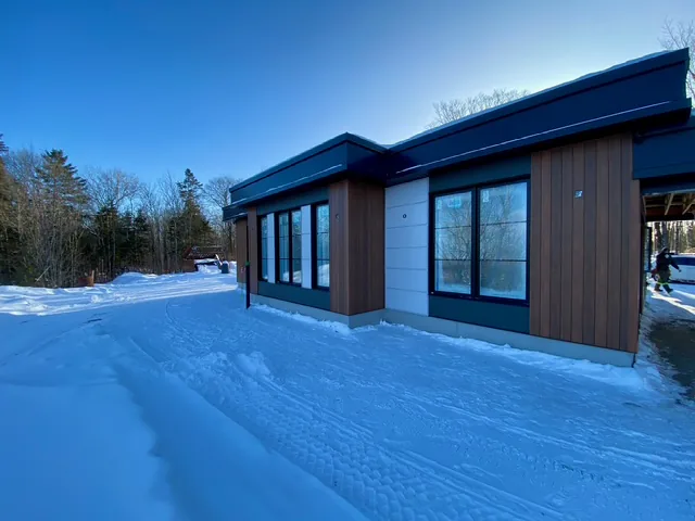 Maison de plain-pied, revêtement de bois