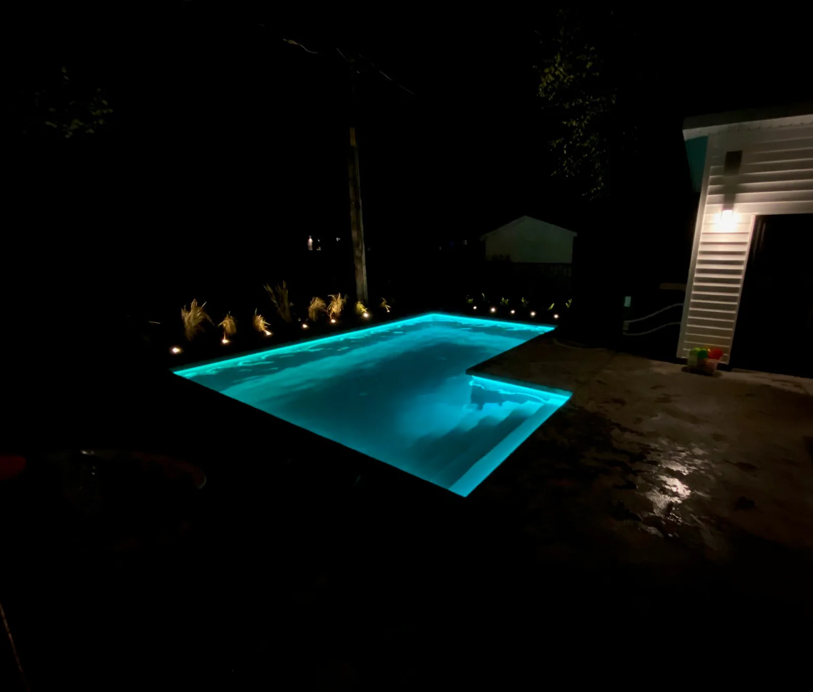 Piscine en béton éclairée, le soir