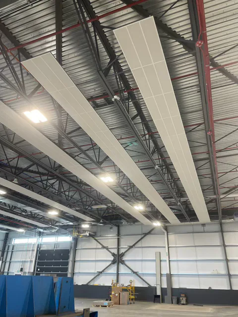 Plafond et poutres d'un bâtiment commercial