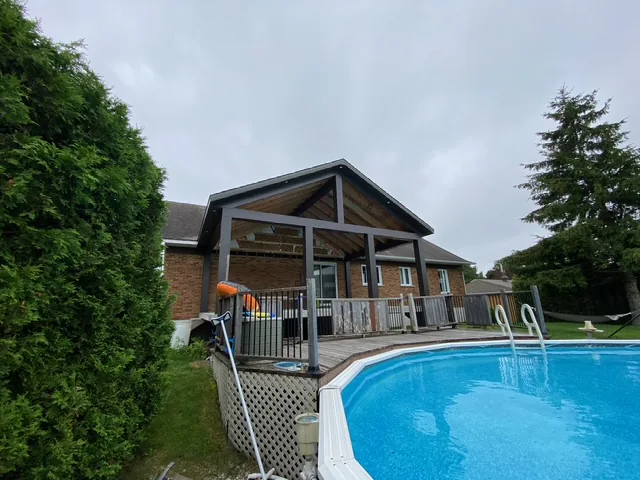 Terrasse couverte près de la piscine