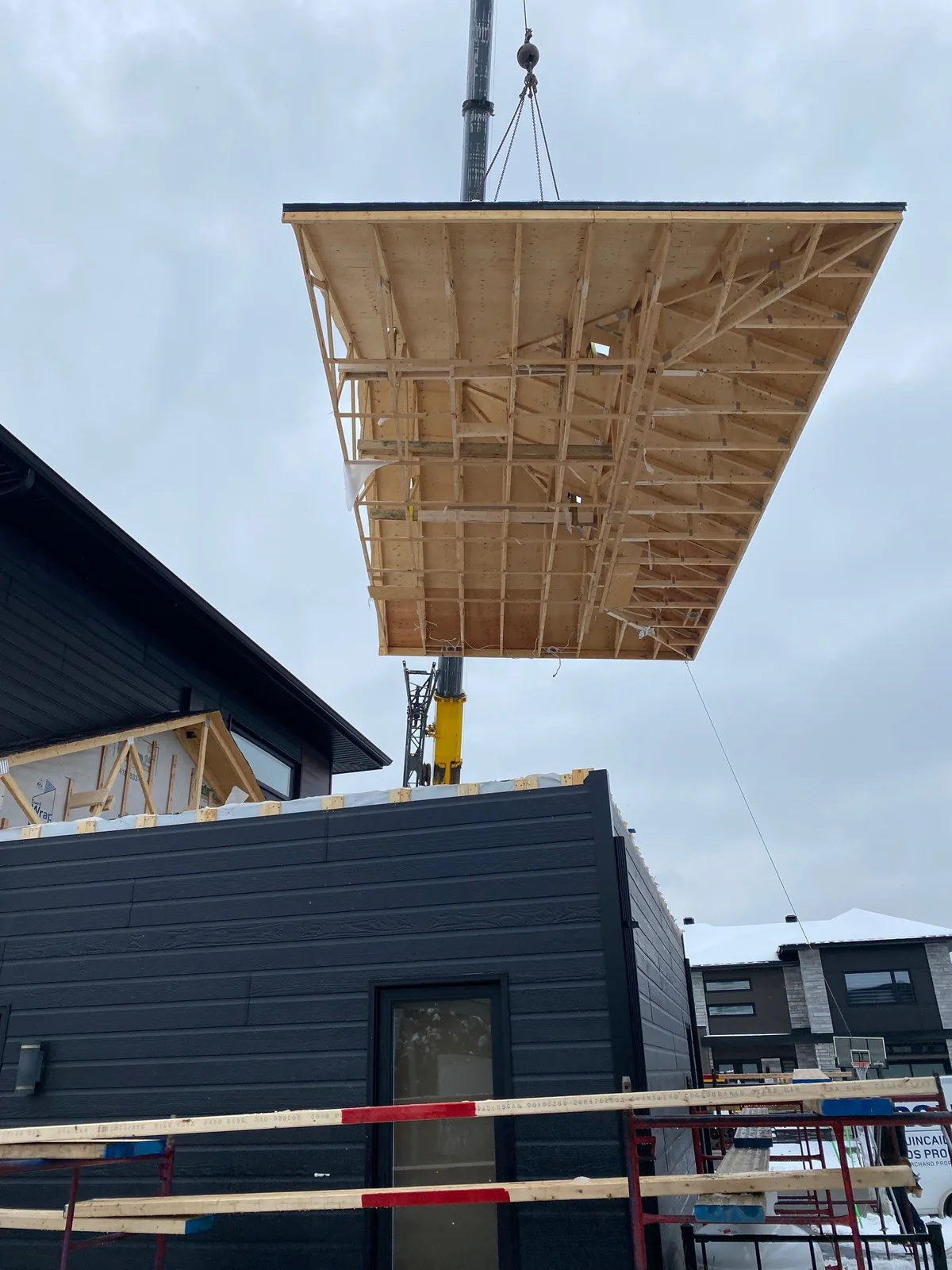 Toiture préfabriquée levée à la grue