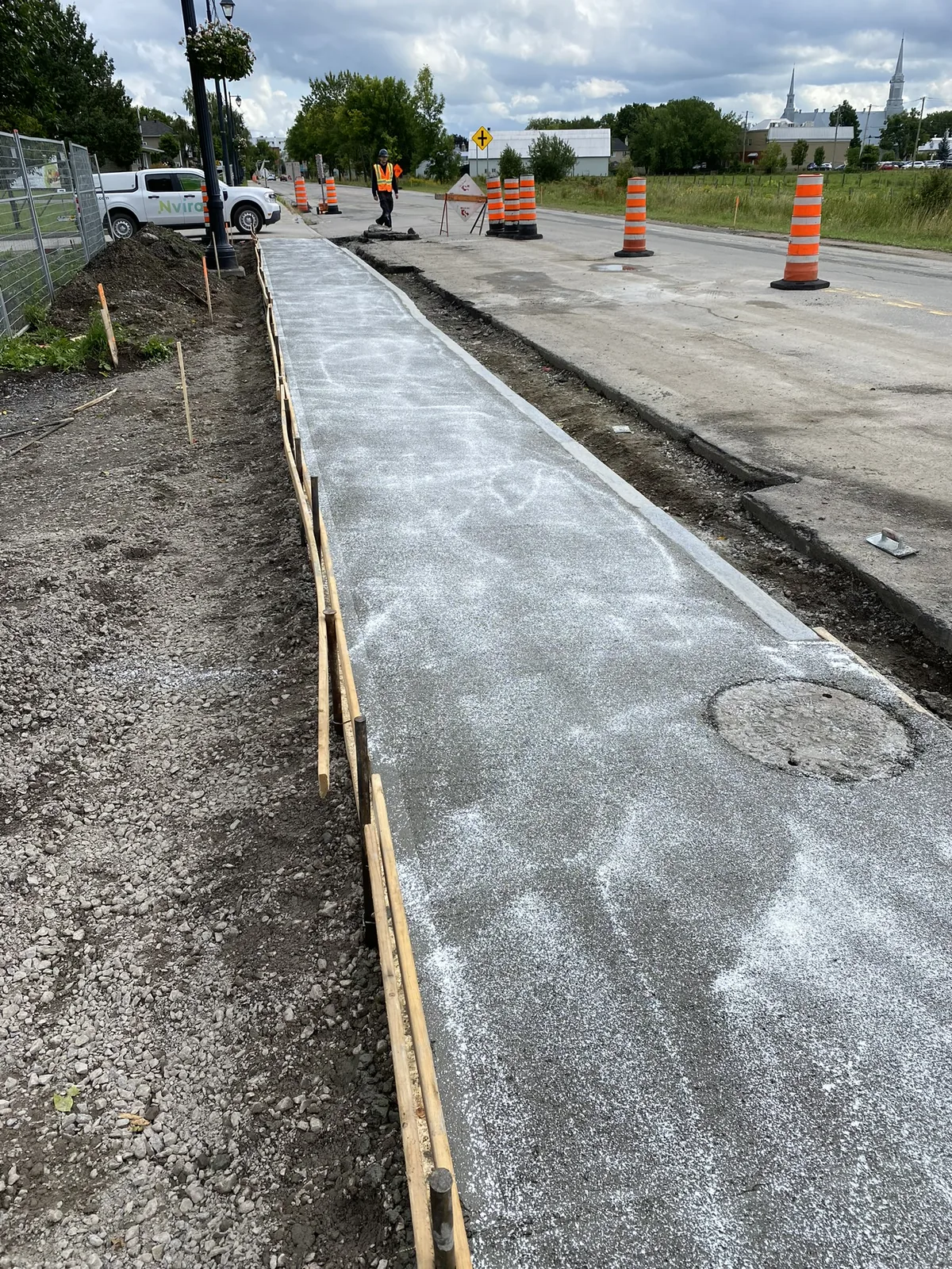 Trottoir de béton coulé